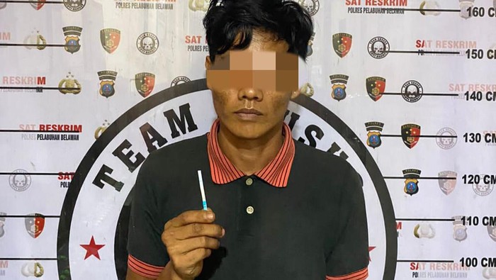 Pencuri besi viral di bawah Jembatan Sungai Deli di Medan. (Istimewa)