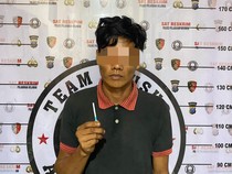 Heboh Pria Curi Besi di Bawah Jembatan Sungai Deli Siang Hari