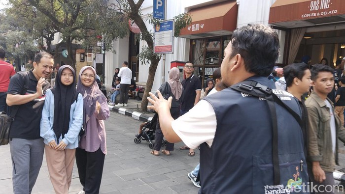 Penerapan Braga Bebas Kendaraan ikut dimanfaatkan komunitas PH Braga Street yang membuka jasa layanan foto secara estetik, sekaligus membantu warga berfoto bersama keluarga.