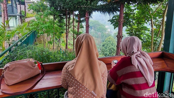 Pengunjung Menikmati Sejuknya Alam Lembang Sembari Ngopi di By the Forest.