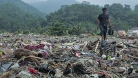 Menurut warga setempat, sudah sepekan terakhir sampah rumah tangga yang terbawa arus laut tersebut menumpuk di pesisir pantai.