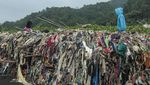 Penumpukan Sampah di Pantai Cibutun Loji Sukabumi