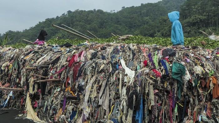 Penumpukan sampah di Pantai Cibutun Loji Sukabumi Warga melintas di sekitar tumpukan sampah di Pantai Cibutun Loji, Desa Sangrawayang, Simpenan, Kabupaten Sukabumi, Jawa Barat, Sabtu (11/5/2024). Menurut warga setempat, sudah sepekan terakhir sampah rumah tangga yang terbawa arus laut tersebut menumpuk di pesisir pantai yang selain mencemari lingkungan juga menghambat aktivitas perahu nelayan yang akan melaut. ANTARA FOTO/Henry Purba/agr/aww.
