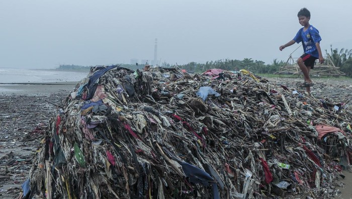 Penumpukan sampah di Pantai Cibutun Loji Sukabumi Warga melintas di sekitar tumpukan sampah di Pantai Cibutun Loji, Desa Sangrawayang, Simpenan, Kabupaten Sukabumi, Jawa Barat, Sabtu (11/5/2024). Menurut warga setempat, sudah sepekan terakhir sampah rumah tangga yang terbawa arus laut tersebut menumpuk di pesisir pantai yang selain mencemari lingkungan juga menghambat aktivitas perahu nelayan yang akan melaut. ANTARA FOTO/Henry Purba/agr/aww.