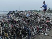 Penumpukan Sampah di Pantai Cibutun Loji Sukabumi