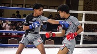 Petarung MMA bertanding di atas ring di babak final Kejuaraan Nasional (Kejurnas) MMA U-18 Piala Pertacami 2024 di Golden Boutique Hotel, Kemayoran, Jakarta Pusat, Sabtu (11/5/2024). Kejurnas digelar sejak hari Jumat (10/5).