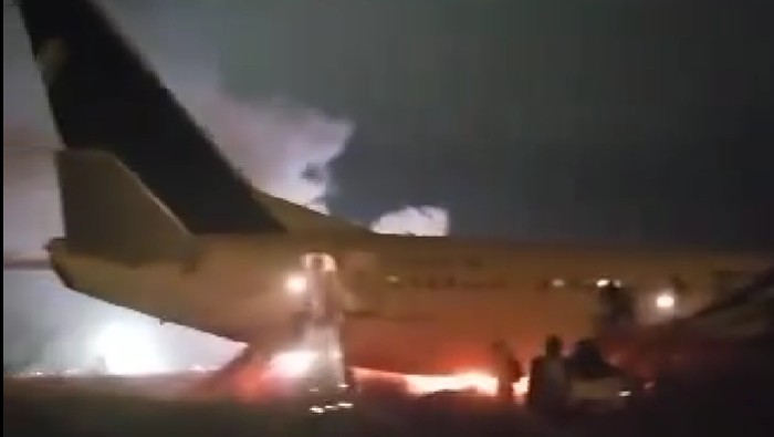 Pesawat Boeing 737 terbakar di Senegal.