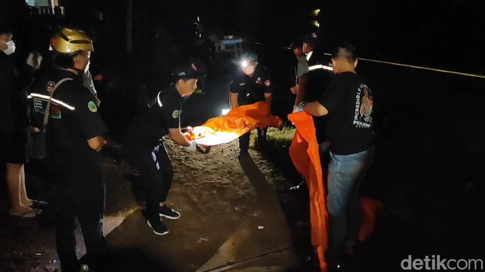 Petugas mengevakuasi jenazah korban tewas ledakan bondet di Pasuruan.