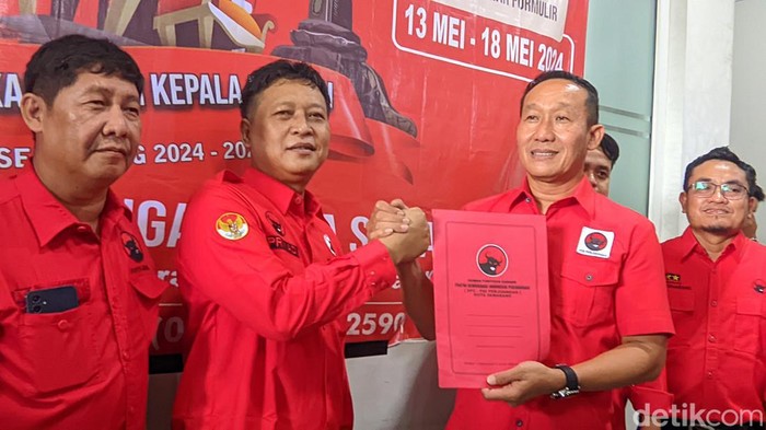 Supriyadi mengubah formulir pilkada di DPC PDIP Kota Semarang. Foto diunggah Sabtu (11/5/2024).
