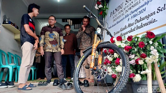 PJ Wali Kota Batu Aries Agung Paewai datangi rumah Pandu Satrio Perkasa yang menjuarai Asian Mountain Bike Championship.