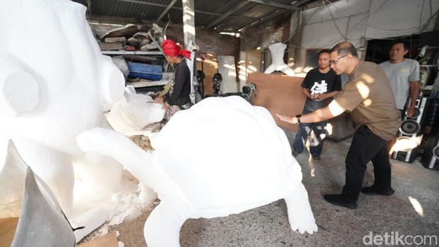 PJ Wali Kota Batu Aries Agung Paewai mengunjungi workshop Creative Art Cafe Omah Semut.