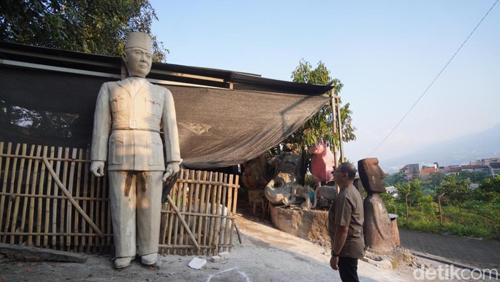 PJ Wali Kota Batu Aries Agung Paewai mengunjungi workshop Creative Art Cafe Omah Semut.