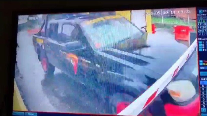 Mobil Dinas Satuan Brimob Polda Papua dicuri seorang pria di Bandara Sentani, Kabupaten Jayapura, Papua.