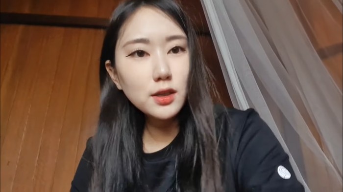 Belakangan ini viral sebuah video, yang memperlihatkan om-om berkepala plontos asal Indonesia, mengajak seorang YouTuber kondang ke hotel. Diketahui kalau kreator video yang dimaksud ialah Jiah YouTuber Korea Selatan.
