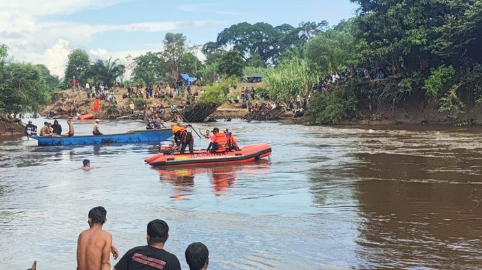 Proses pencarian 2 petani sawit yang terbawa arus di sungai, di Pesisir Selatan, Sumbar. (Istimewa)