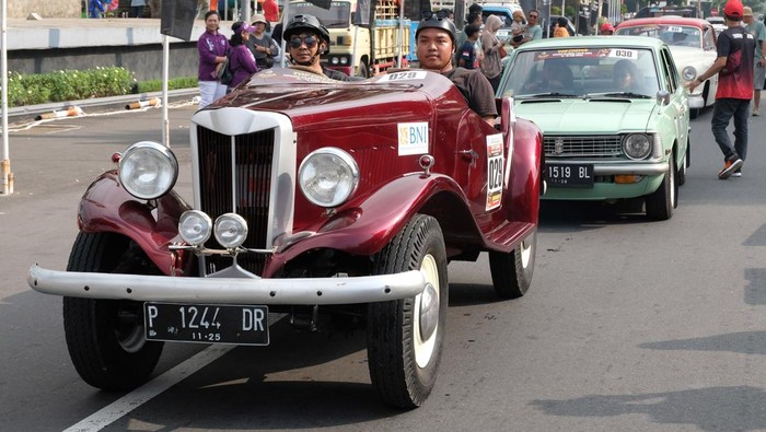Sejumlah peserta mengikuti rally mobil kuno PPMKI 2024 di Alun-alun Magelang, Jateng, Sabtu (11/5/2024). Rally mobil kuno yang diselenggarakan Perhimpunan Penggemar Mobil Kuno Indonesia (PPMKI) dalam rangkaian menyambut Hari Jadi Kota Magelang ke-1118 itu diikuti 185 peserta dari berbagai kota di Indonesia sebagai ajang silaturahim penggemar mobil kuno sekaligus untuk meningkatkan kunjungan wisata. ANTARA FOTO/Anis Efizudin/nz