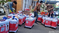 Petugas sedang melakukan pengecekan barang-barang yang dibawa oleh para calon jemaah haji di Asrama Haji Surabaya.