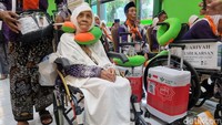 Salah satu calon jemaah haji saat mengikuti pembekalan pemberangkatan haji di Asrama Haji Surabaya.