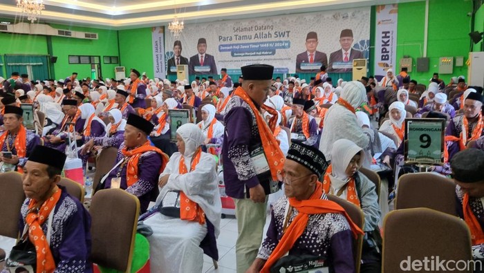 Ratusan calon jemaah haji kloter pertama dan kedua tiba di asrama haji Surabaya