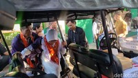 Sebanyak 366 calon jemaah haji kloter pertama tiba pukul 05.30 WIB. Lalu, 366 calon jemaah haji kloter kedua sampai Asrama Haji pukul 05.58 WIB.