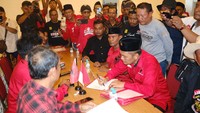 Setibanya di markas partai berlambang banteng, Narjo diterima langsung oleh Pengurus DPC PDI Perjuangan Kab Brebes Kirso, Mashadi dan Imam yang juga panitia penjaringan untuk balon Bupati Kab. Brebes.