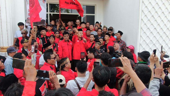 Ratusan Orang Anter Narjo Daftar Bakal Calon Bupati Brebes ke PDIP Narjo resmi mendaftar Bakal Calon Bupati Kab Brebes ke PDI Perjuangan. Wakil Bupati Kab Brebes dua periode itu dianter ratusan pendukungnya.
