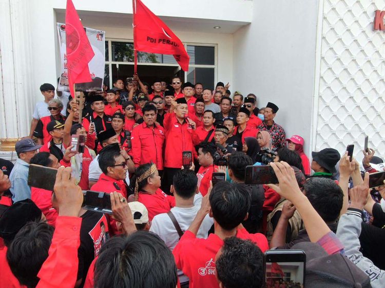 Meriah! Saat Massa Anter Narjo Daftar Bakal Calon Bupati Brebes ke PDIP