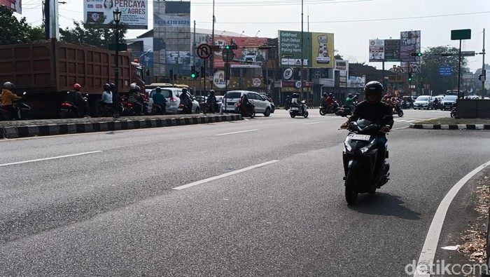Kondisi lalu lintas di kawasan ring road Utara, Condongcatur, Depok, Sleman, Sabtu (11/5/2024).