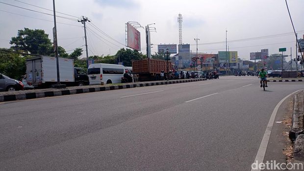 Kondisi lalu lintas di kawasan ring road Utara, Condongcatur, Depok, Sleman, Sabtu (11/5/2024).