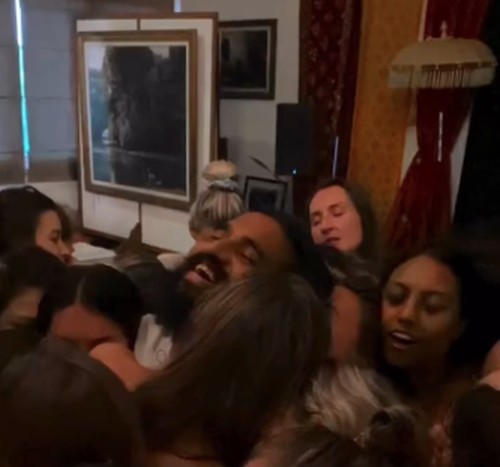 Ritual aneh WNA berbau cabul dan erotis di Ubud, Bali.