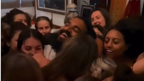 Ritual aneh WNA berbau cabul dan erotis di Ubud, Bali.