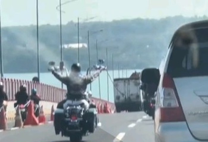 Rombongan Harley konvoi di jalur mobil Jembatan Suramadu viral di media sosial.