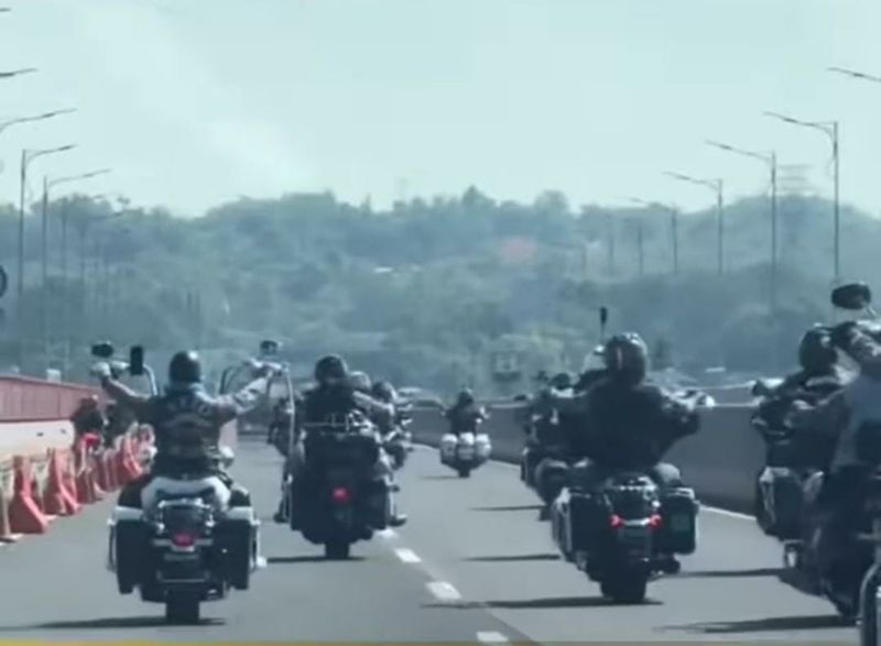 rombongan moge di surabaya