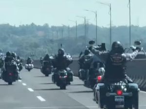 Moge Boleh Kok Lewat Jalur Mobil Suramadu, Asalkan...