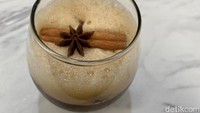 Ada juga menu kopi mocktail Dasiah yang terinspirasi dari series Gadis Kretek. Menu kopi ini terasa manis dengan sentuhan rempah kayu manis dan bunga lawang. Foto: detikcom/Riska Fitria