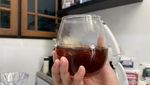 Sluurp! Uniknya Kopi Mocktail Gadis Kretek Dasiyah di Kafe Slow Bar Ini