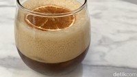 Yang tak kalah unik ada kopi mocktail Yuzu yang disajikan dengan sirup markisa. Perpaduan ini menghasilkan rasa yang segar dan fruity. Foto: detikcom/Riska Fitria