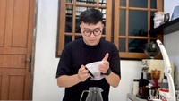 Biasanya dalam seminggu buka 3-4 kali. Tak hanya bisa ngopi, di sini kamu bisa bersantai dan berinteraksi dengan baristanya. Foto: detikcom/Riska Fitria