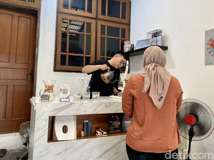 Sluurp! Uniknya Kopi Mocktail Gadis Kretek Dasiyah di Kafe Slow Bar Ini