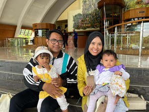 Berlibur di TMII, Dovi Ajak Anak ke Anjungan Rumah Adat dan Keong Mas