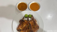 Tentu kalau datang ke sini kamu tidak boleh melewatkan ayam taliwangnya. Disajikan satu ekor dan ditambah pelengkap dua bumbu yang pedas gurih. Harga satu porsinya Rp 55.000. Foto: Detikcom / Atiqa Rana