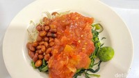 Jangan lupa pesan plecing kangkung khas Lombok. Terdiri atas kangkung, tauge, kacang tanah, dan sambal yang khas. Foto: Detikcom / Atiqa Rana