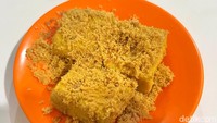 Tahu goreng kremes cocok jadi pelengjap. Harganya Rp 3 ribu per buah, disajikan juga dengan kremes melimpah. Tahunya pun sangat lembut. Foto: Detikcom / Atiqa Rana