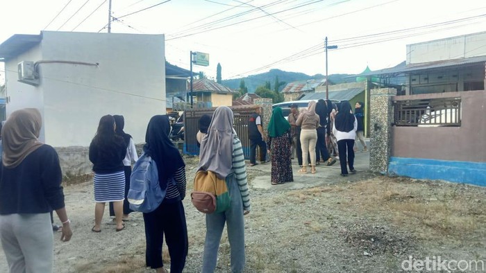 Sebanyak 30 siswi SMA Terpadu (SMAT) Wira Bhakti Gorontalo, kabur dari asrama sekolah diduga karena di-bully hingga tidak tahan dihukum oleh seniornya.
