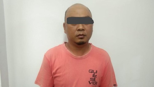 Seorang sopir taksi berinisial IKEP (40) diciduk polisi gegara mencuri tas, Selasa (7/5/2024) (Dok Humas Polres Kawasan Bandara Internasional Ngurah Rai).