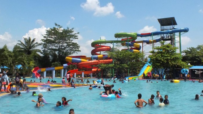 Suasana bermain di waterpark Hairos Medan. (hairos.com)