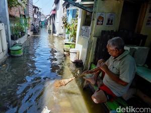 Getir Kepasrahan Warga Pesisir Surabaya Banjir Rob Makin Tak Terbendung