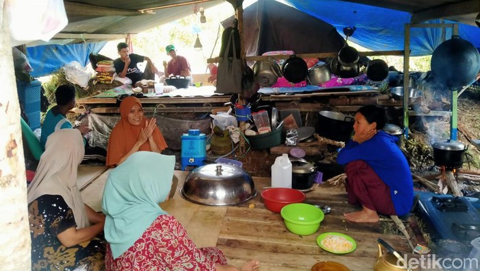 Suasana di posko pengungsian warga Desa Lembanan, Kecamatan Latimojong, Luwu.