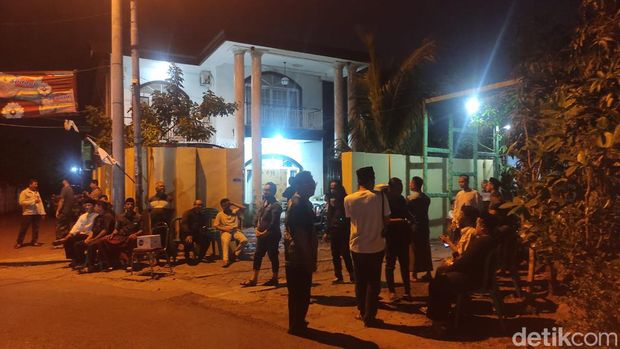 Suasana di rumah duka tempat ayah Via Vallen disemayamkan.