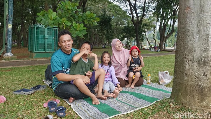 Keluarga Imam Nikmati Momen Seru di Oase Hijau Monas